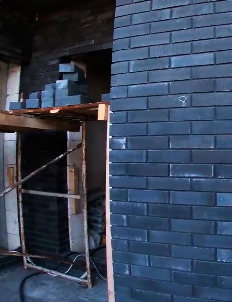 Черный кирпич для фасада дома 