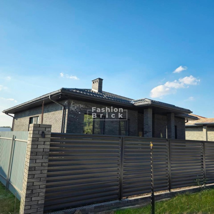 Дом из черного кирпича 