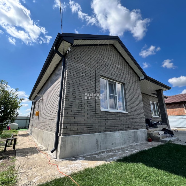 Кирпичный дом и забор в Ростове