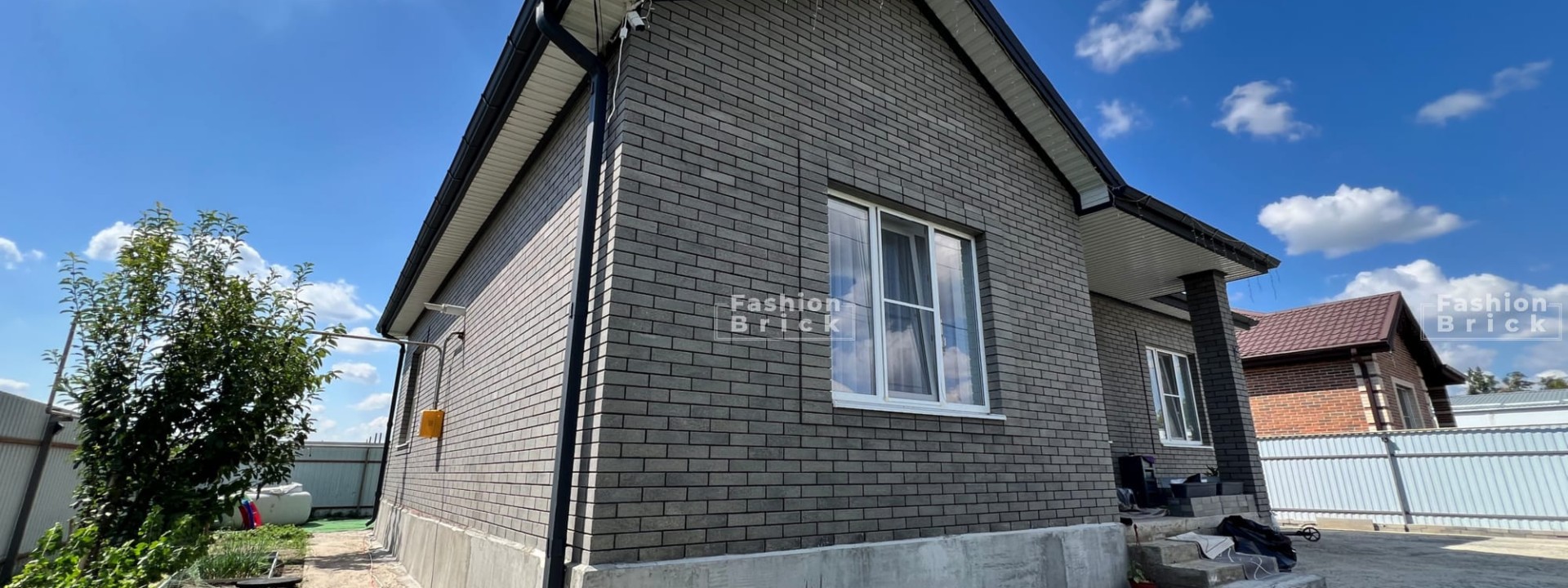 Кирпичный дом и забор в Ростове