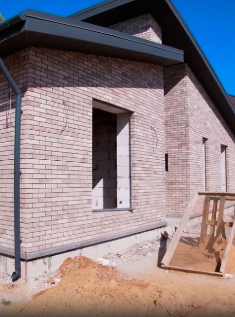 Красивый фасад дома кирпич Лондон Брик